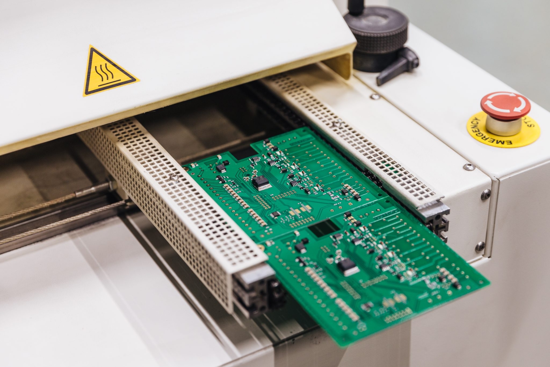 Béc phun rửa bản mạch điện tử cho dây chuyền sản xuất hiện đại